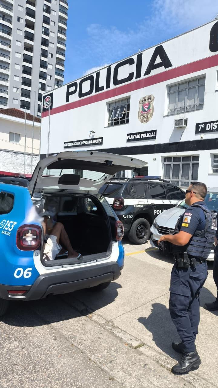 homem colocado na parte de trás de um carro #paratodosverem