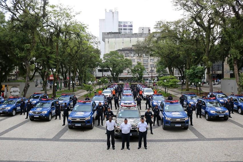 viaturas da guarda municipal na praça mauá. Há guardas ao lado dos veículos. #paratodosverem