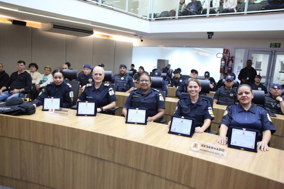 guardas sentados com diplomas #paratodosverem
