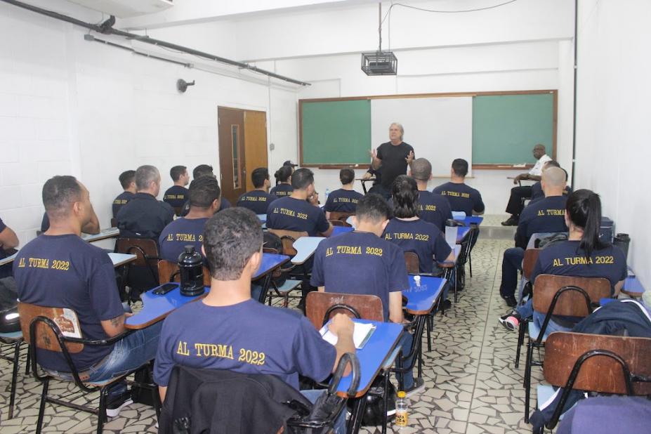 Secretário de segurança conversa com novos guardas em sala de aula. #paratodosverem