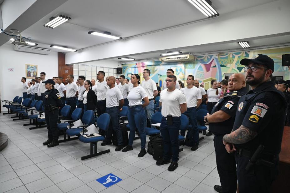 guardas em pé durante a aula #paratodosverem