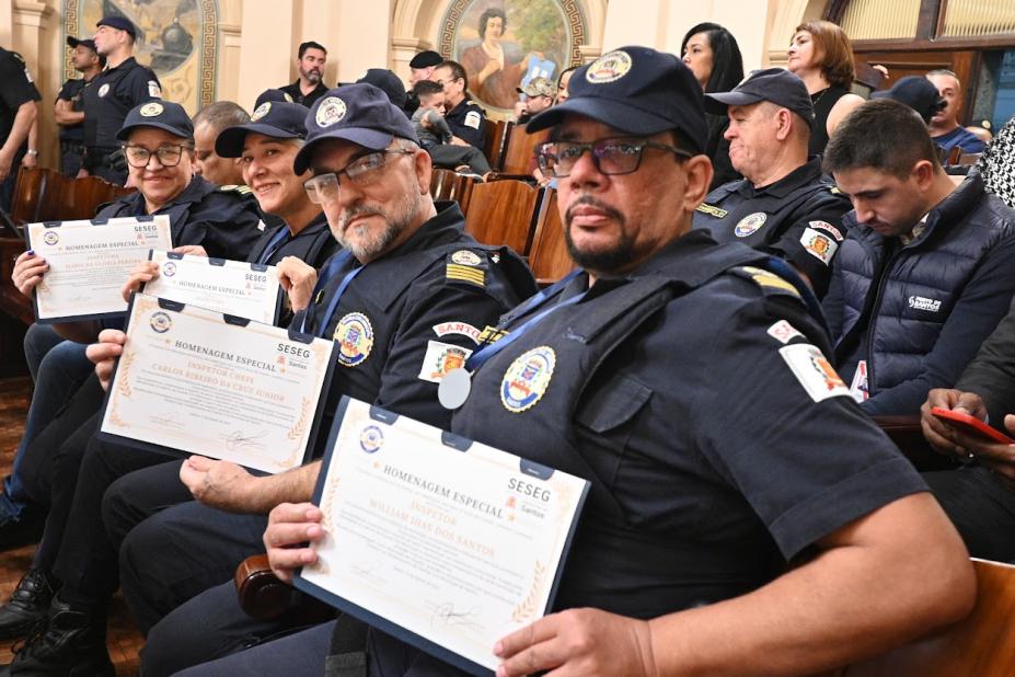 guardas mostram certificados #paratodosverem