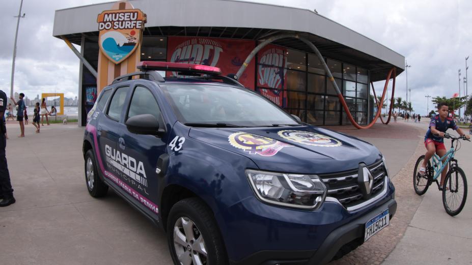 viatura com faixa cor-de-rosa na lateral. #paratodosverem