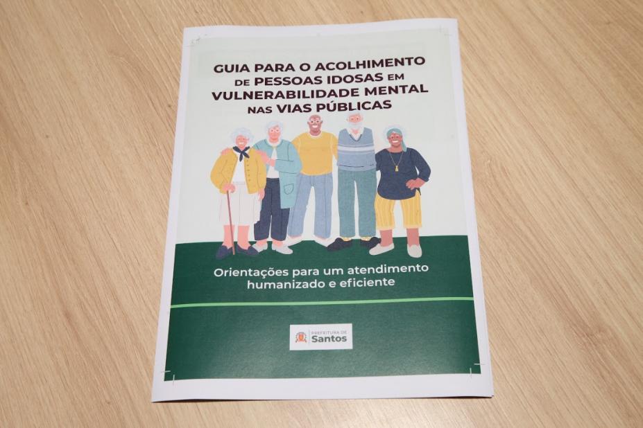 guia em cima da mesa #paratodosverem 