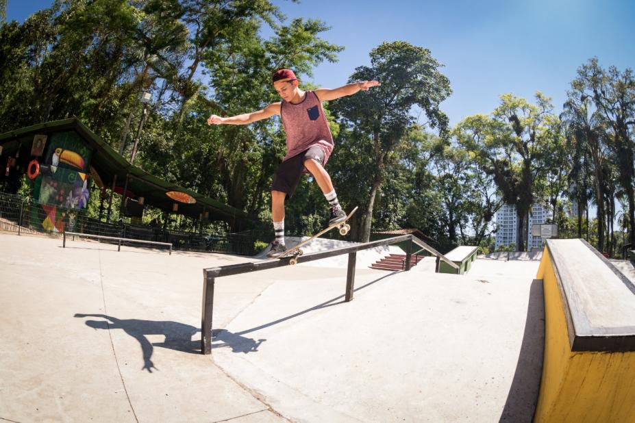 atleta realiza manobra em pista de skate #paratodosverem