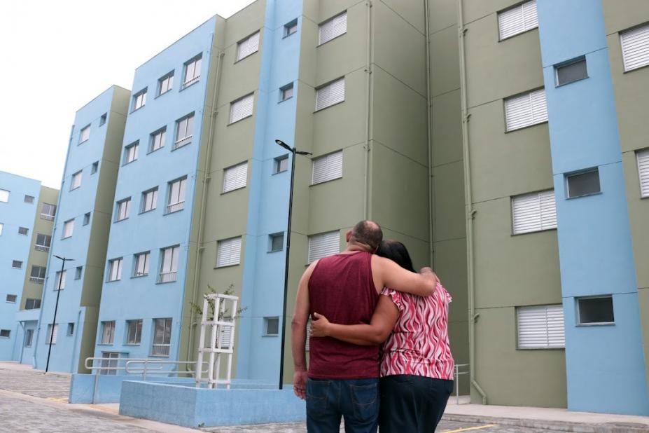 casal se abraça enquanto olha novo conjunto #paratodosverem 