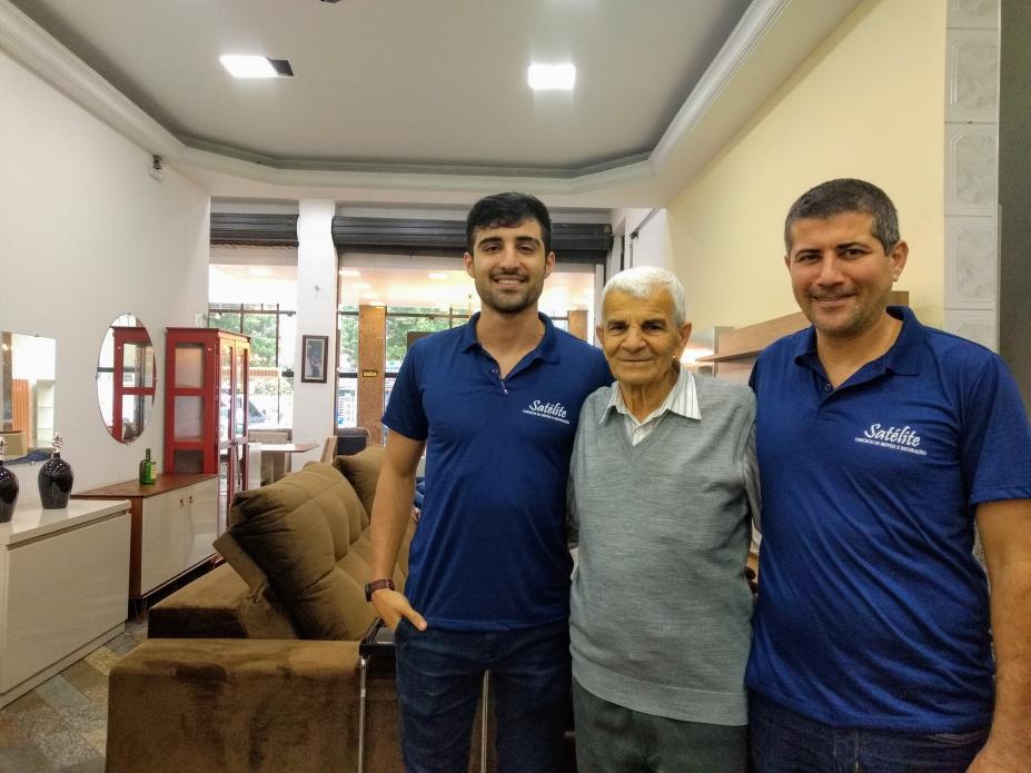 Hassam, ao centro, com o neto Rami (à esquerda) e o filho Samy (direita.). #Pracegover