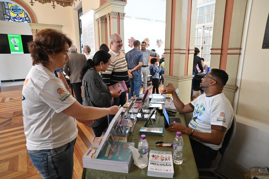 imagem mostra venda de livros #paratodosverem
