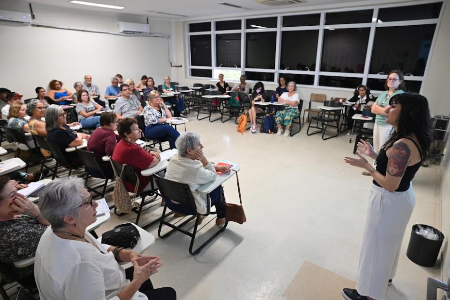 pessoas sentadas em uma sala de aula #paratodosverem