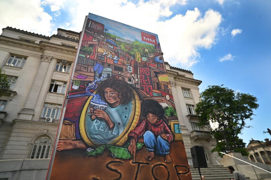 obra da exposição na praça mauá #paratodosverem 