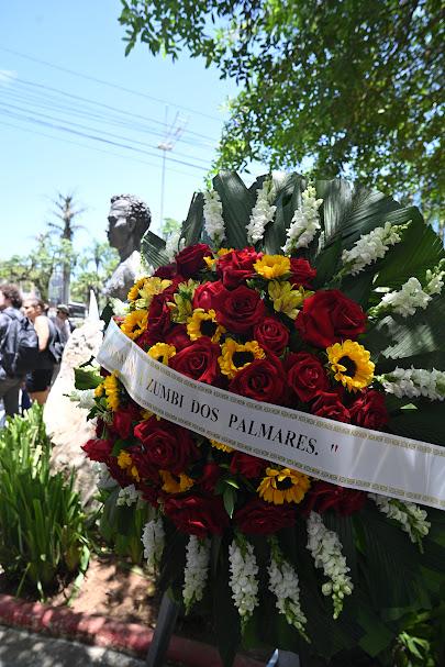 busto de zumbi com flores ao lado #paratodosverem