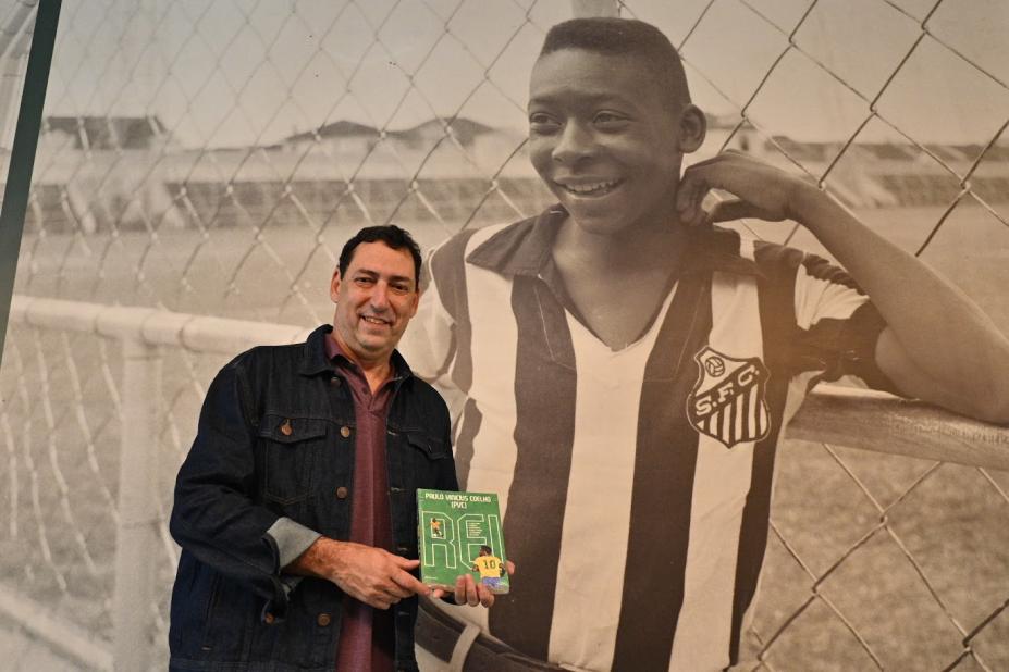 PVC e o seu livro no Museu Pelé. #Paratodosverem
