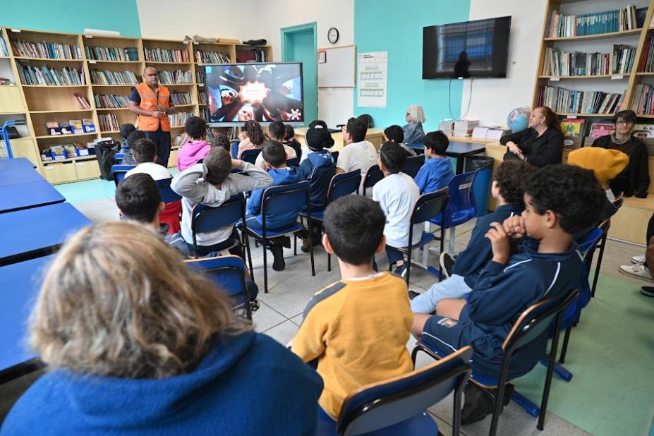 estudantes assistem palestra em sala. #paratodosverem 