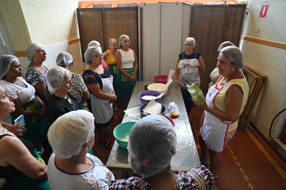 Alunas no curso de padaria artesanal. #Paratodosverem