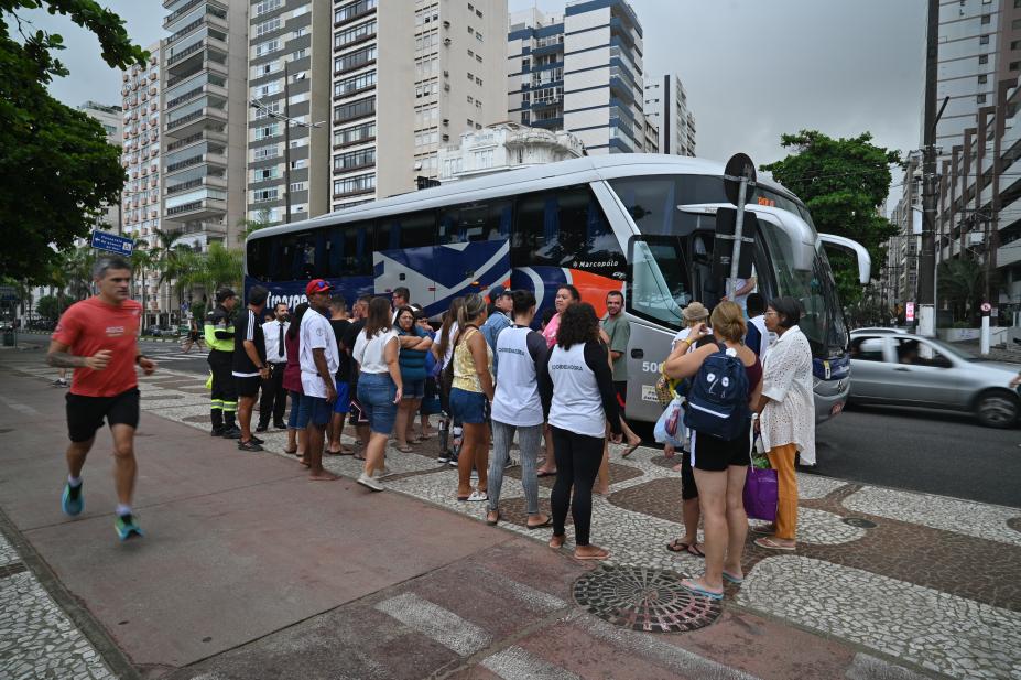 turistas chegam a Santos para conhecer a praia  #paratodosverem