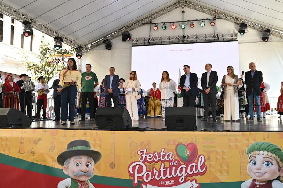 pessoas em um palco #paratodosverem