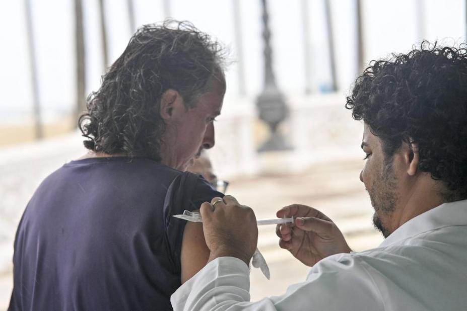 Vacinação em Santos. #Paratodosverem