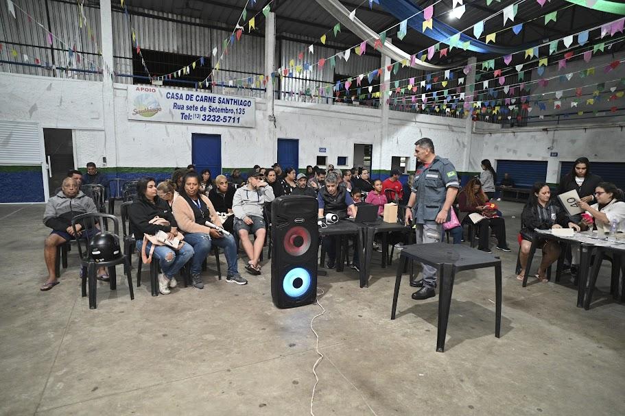 pessoas estão sentadas em salão assistindo palestra. #paratodosverem