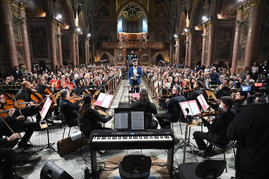 igreja lotada de público em apresentação musical. #paratodosverem