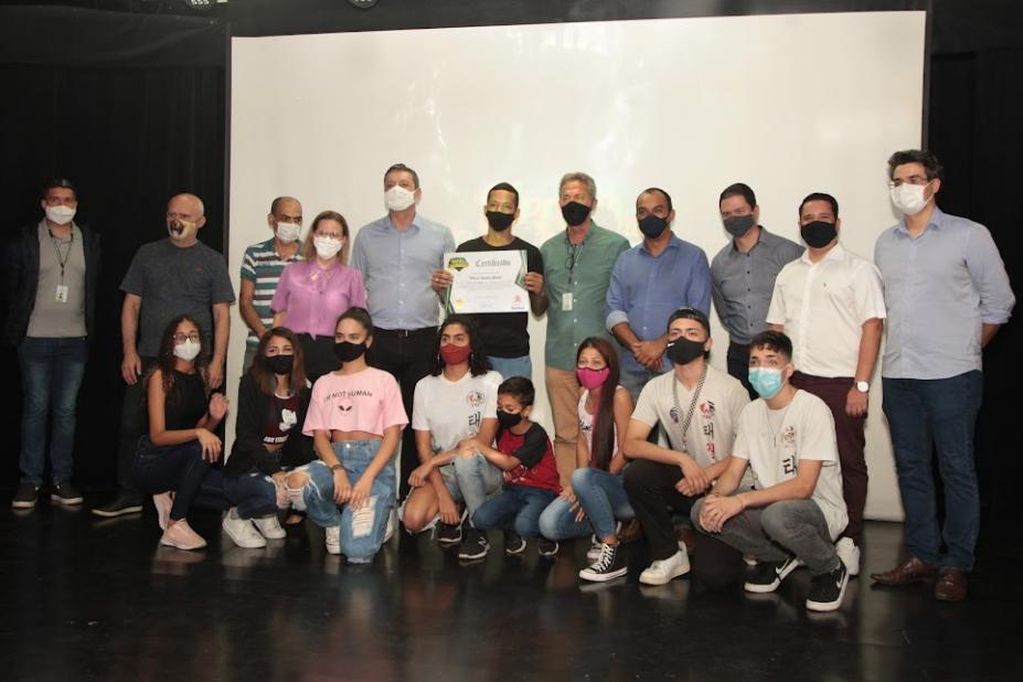 pessoas reunidas empalco posam para foto