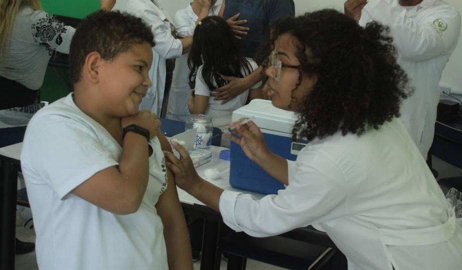 menino é vacinado no braço #paratodosverem 