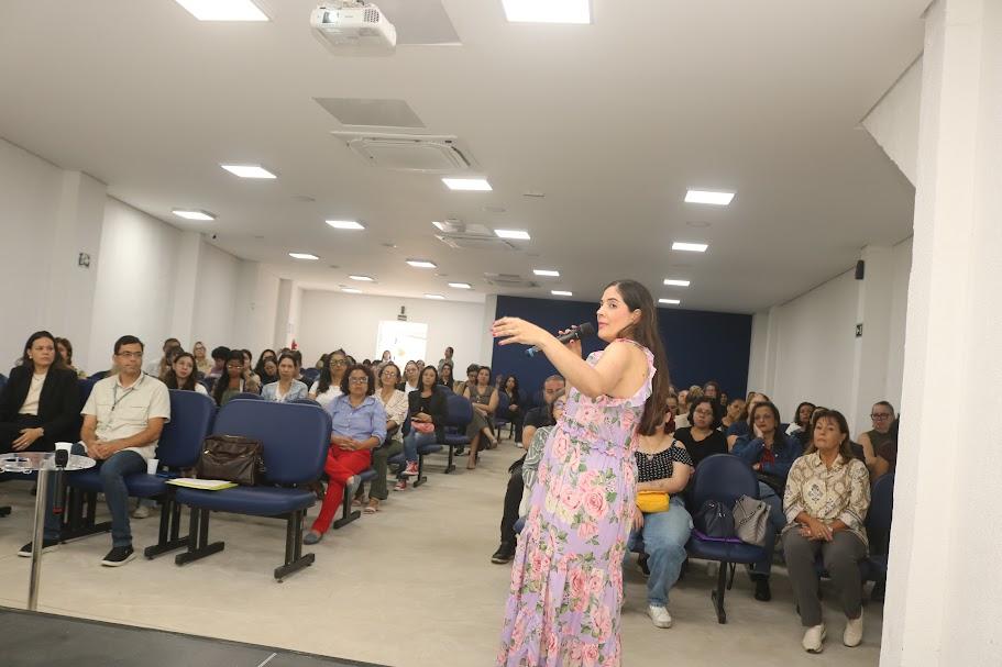 pessoa em pé falando para platéia #paratodosverem