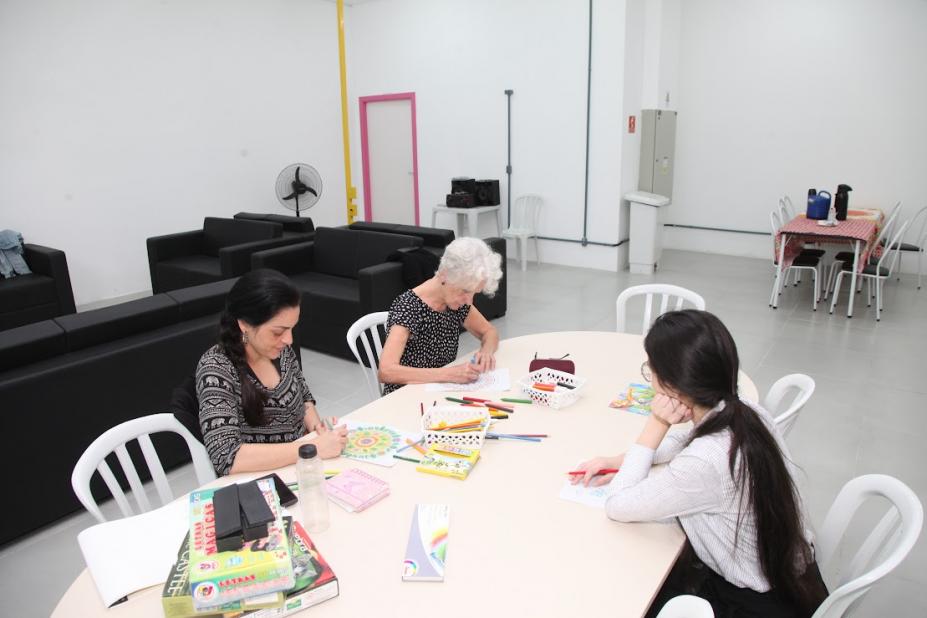 idosa em atividade de pintura #paratodosverem 