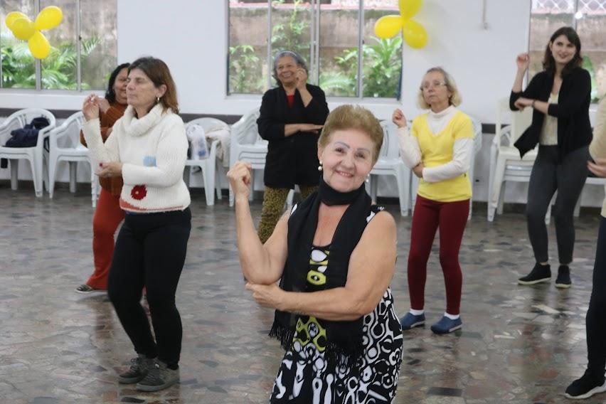 Idosas dançam em atividade na Vila Criativa. #paratodosverem