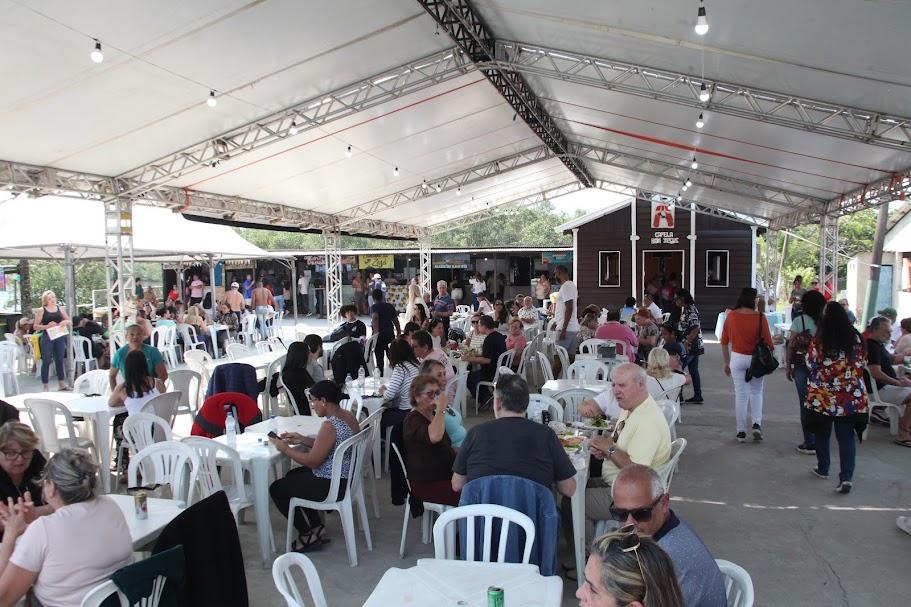 Público lota tenda da alimentação. #pratodosverem