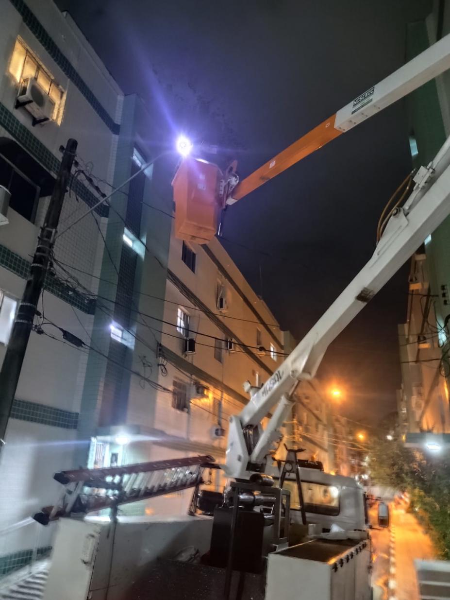 caminhão instala luminária #paratodosverem
