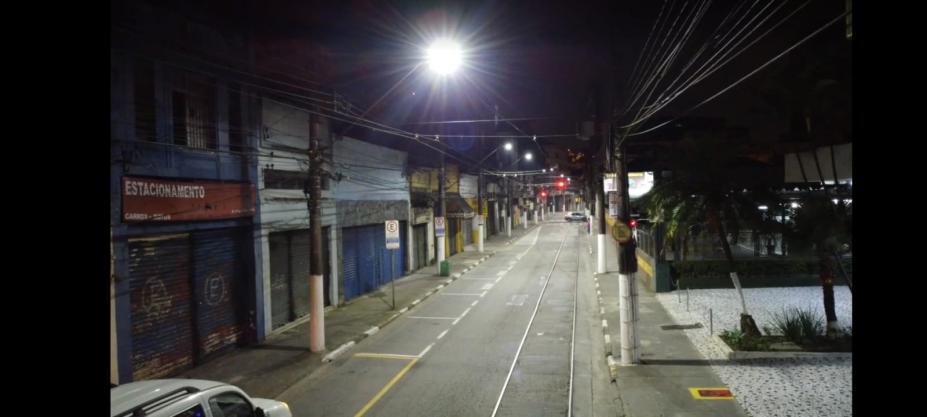 Trecho da rua general câmara iluminado. Lampada está no alto brilhando. #paratodosverem