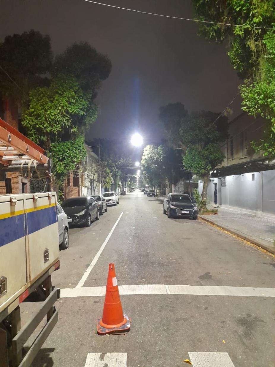 nova lâmpada em  rua #paratodosverem