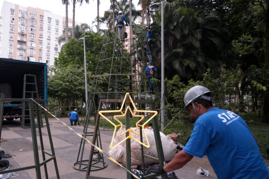 operários montando iluminação #paratodosverem