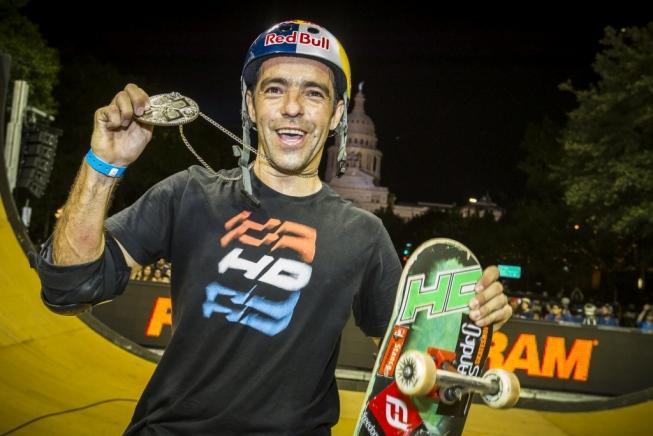 mineirinho mostra medalha e segura skate #pracegover 