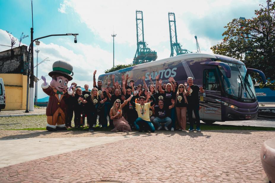 visitantes em frente ao ônibus que os trouxe a santos #paratodosverem