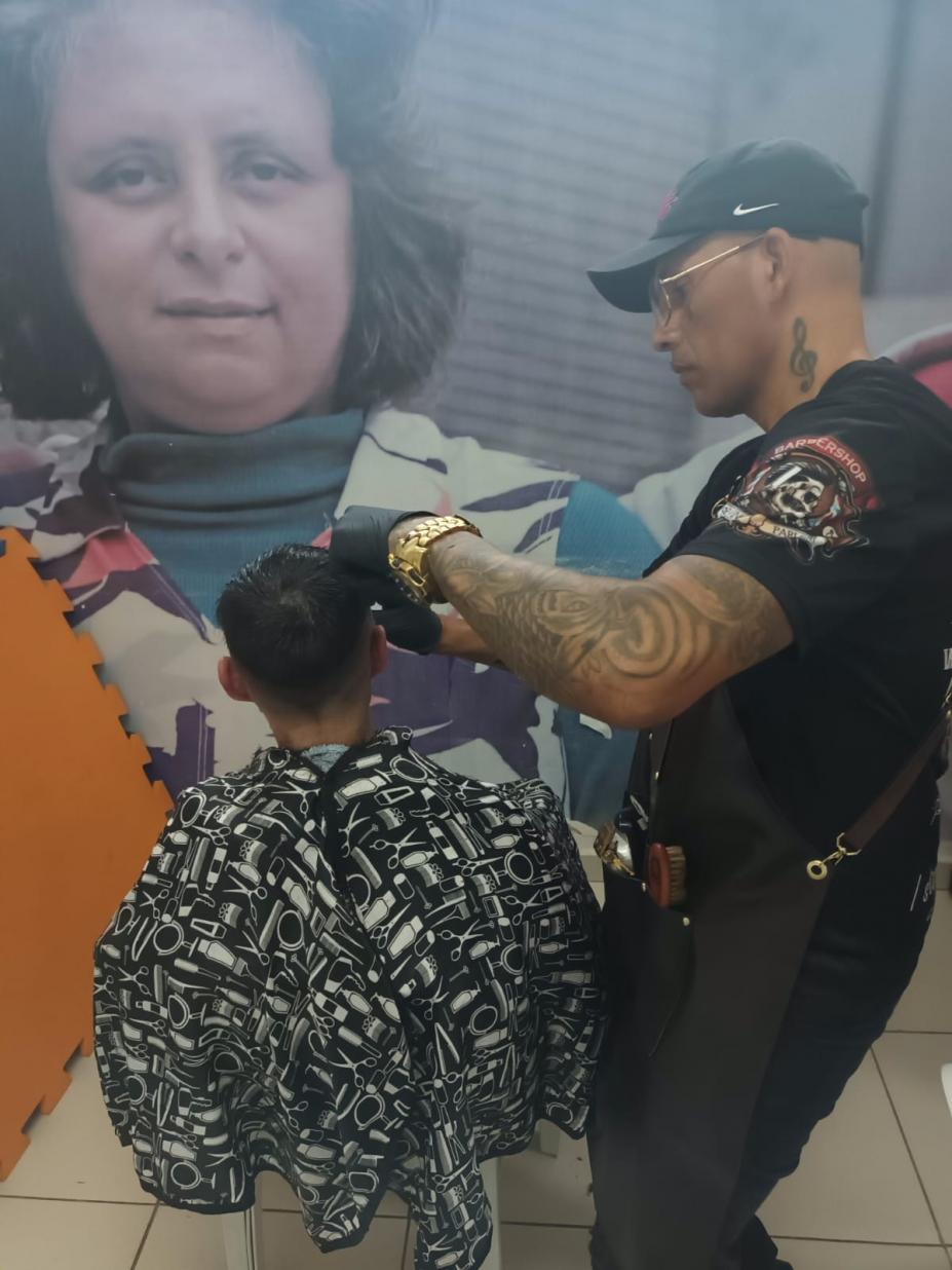 serviço de barbearia foi oferecido aos usuários do CAPS #paratodosverem