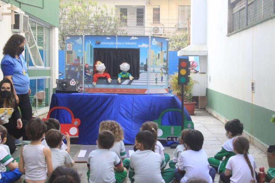 crianças assistem a teatro com 2 fantoches #paratodosverem