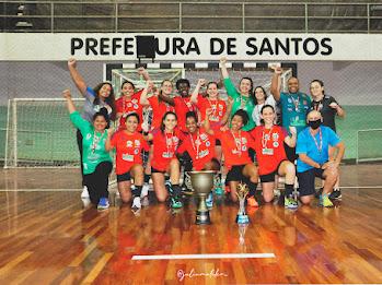 Atletas posam para foto com troféu e medalhas #paratodosverem