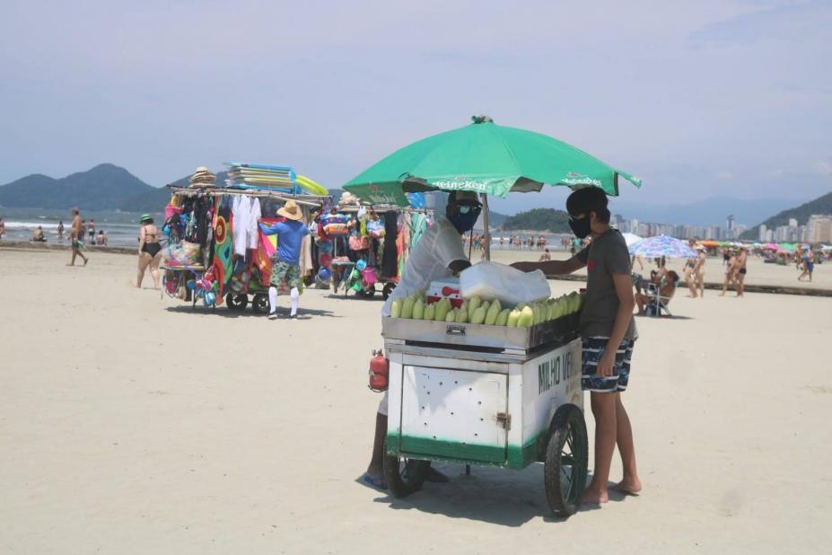carrinhos de ambulantes na praia. #paratodosverem