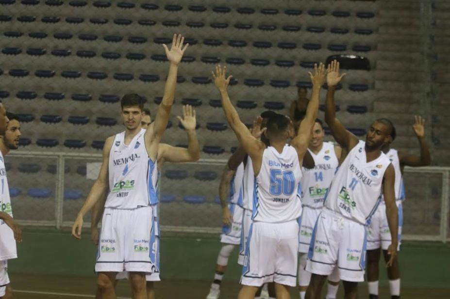 atletas levantam os braços comemorando vitória #paratodosverem