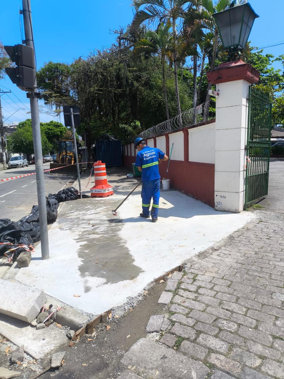obras em calçada que já apresenta novo piso. #paratodosverem