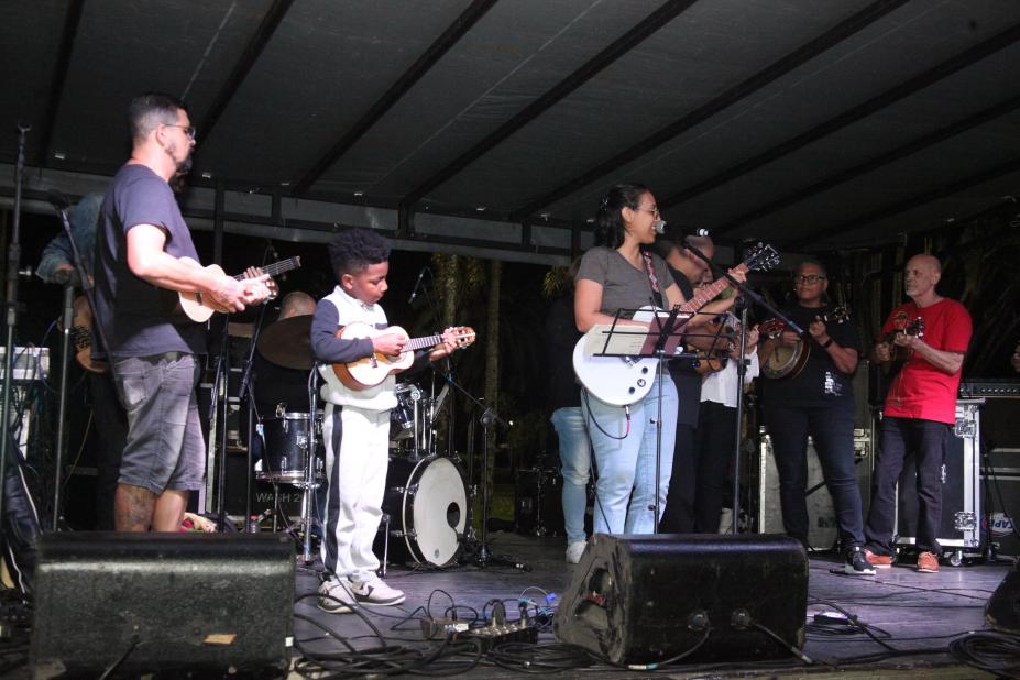 Músicos profissionais e estudantes se reuniram na Fonte do Sapo #paratodosverem