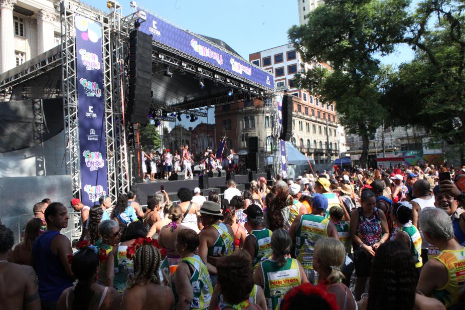 publico aprecia apresentação em palco na Praça Mauá #paratodosverem