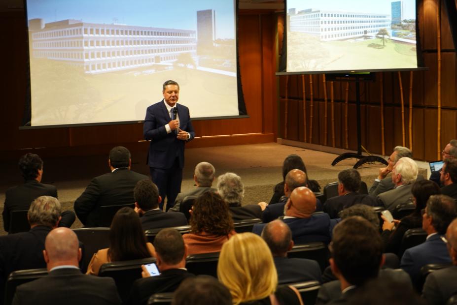 prefeito de santos fala a plateia em assembleia. #paratodosverem
