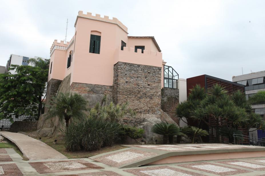 fachada de edificação histórica , com árvores externas #paratodosverem