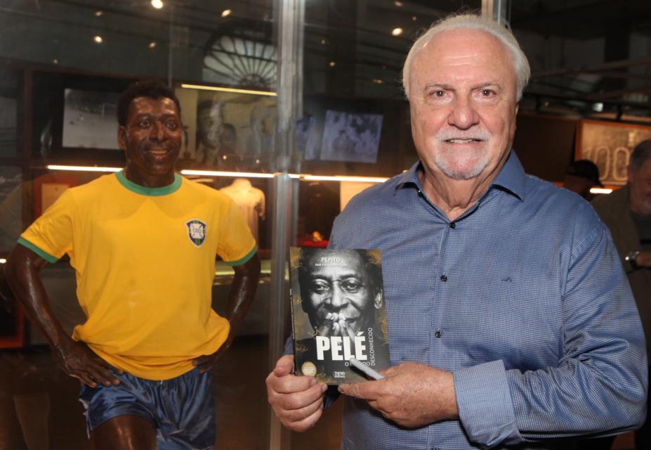 Pepito e seu livro no Museu Pelé. #paratodosverem