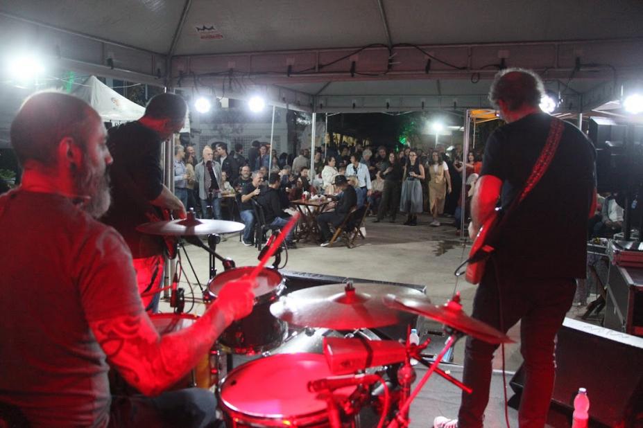 banda tocando em lançamento #paratodosverem