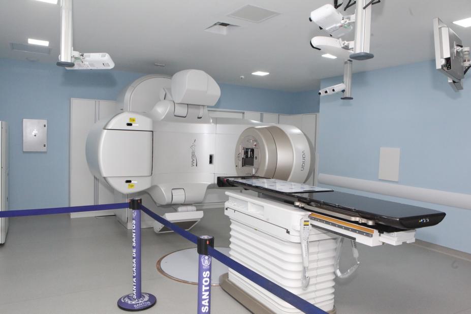 equipamento de radioterapia em sala blindada. #paratodosverem