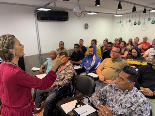 agentes de trânsito sentados assistindo palestra. #paratodosverem 
