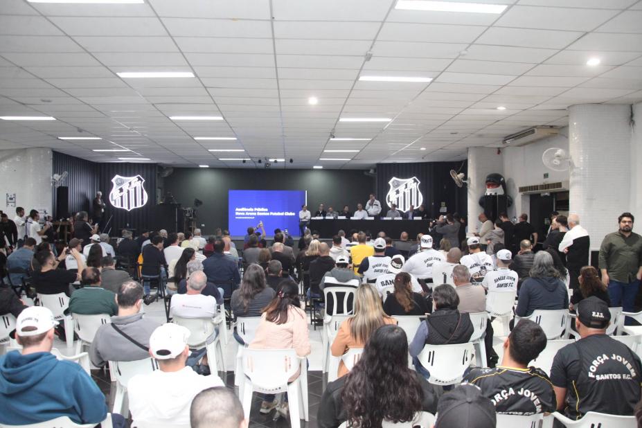 pessoas sentadas assistindo apresentação em palco. #paratodosverem